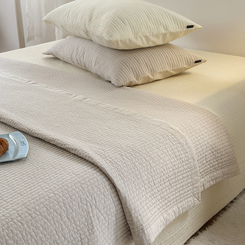 Háromrészes ágyneműfedő készlet, 60 szálas pamut, steppelt, sík szövés, sűrűség 110×98, festett anyag, egyszínű mintázat