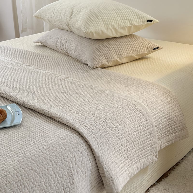 Háromrészes ágyneműfedő készlet, 60 szálas pamut, steppelt, sík szövés, sűrűség 110×98, festett anyag, egyszínű mintázat