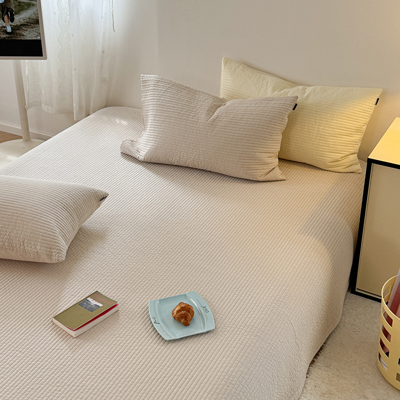 Háromrészes ágyneműfedő készlet, 60 szálas pamut, steppelt, sík szövés, sűrűség 110×98, festett anyag, egyszínű mintázat