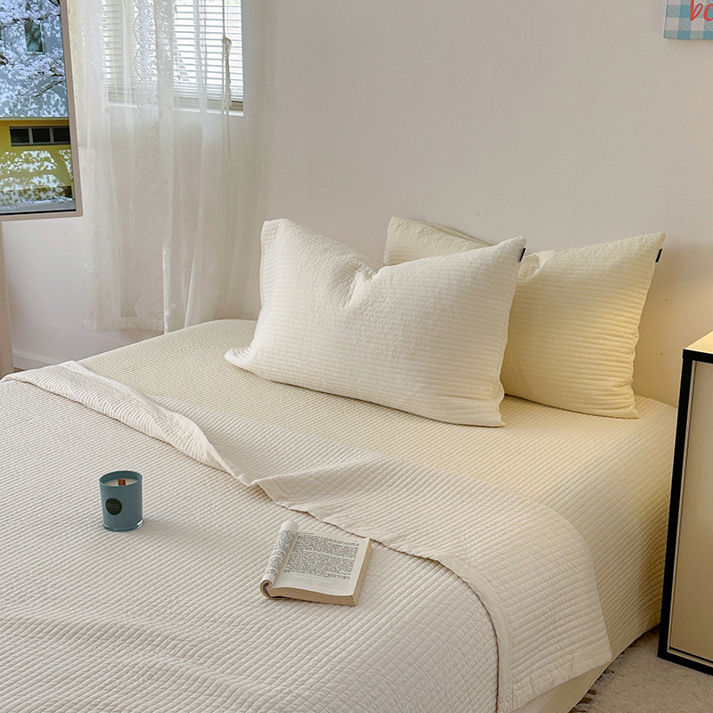 Háromrészes ágyneműfedő készlet, 60 szálas pamut, steppelt, sík szövés, sűrűség 110×98, festett anyag, egyszínű mintázat