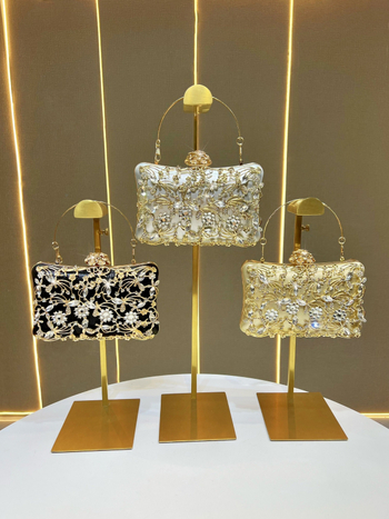 PU-anyagú gyémántdíszes estélyi táska, négyszögletes alakú clutch, záródás és belső telefontartó zseb