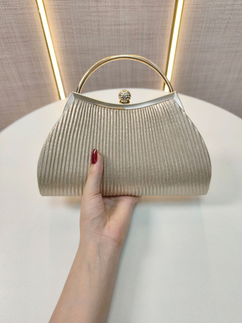 Gyémánt-díszes, pliszírozott estélyi táska kagyló alakú formával, poliészter anyag, nylon bélés, zárózár, 2025 tavasz