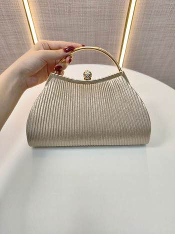 Gyémánt-díszes, pliszírozott estélyi táska kagyló alakú formával, poliészter anyag, nylon bélés, zárózár, 2025 tavasz