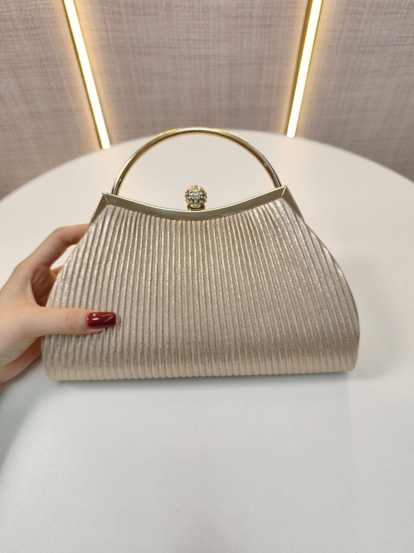 Gyémánt-díszes, pliszírozott estélyi táska kagyló alakú formával, poliészter anyag, nylon bélés, zárózár, 2025 tavasz