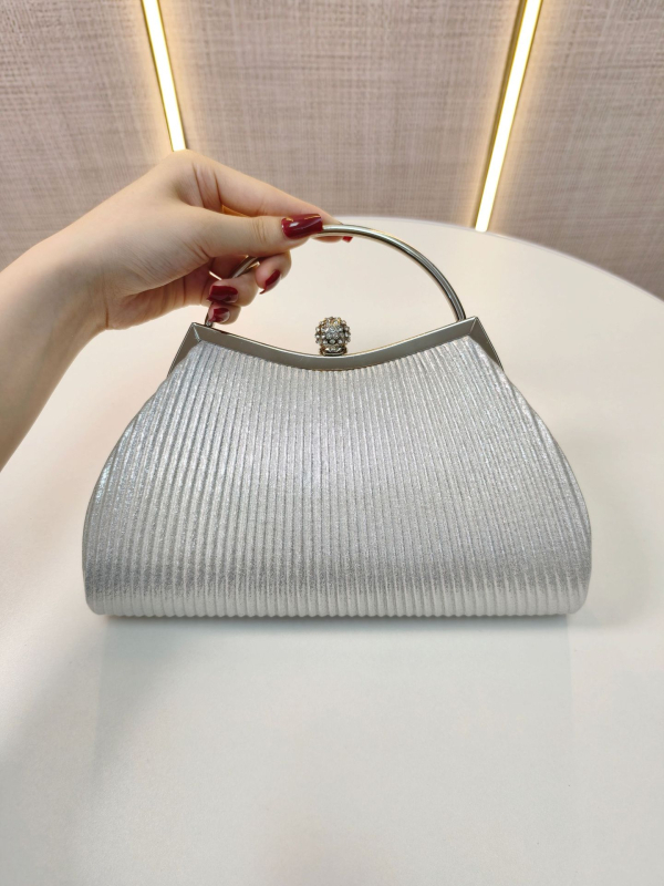 Gyémánt-díszes, pliszírozott estélyi táska kagyló alakú formával, poliészter anyag, nylon bélés, zárózár, 2025 tavasz