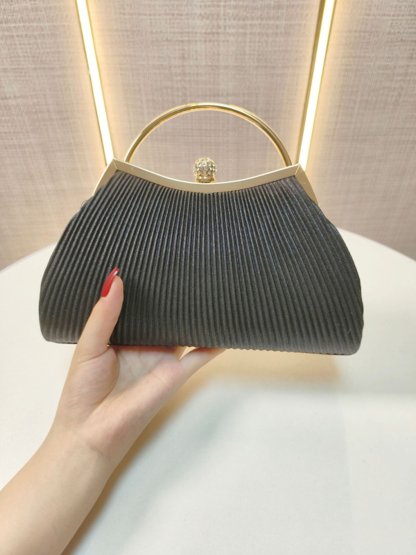 Gyémánt-díszes, pliszírozott estélyi táska kagyló alakú formával, poliészter anyag, nylon bélés, zárózár, 2025 tavasz