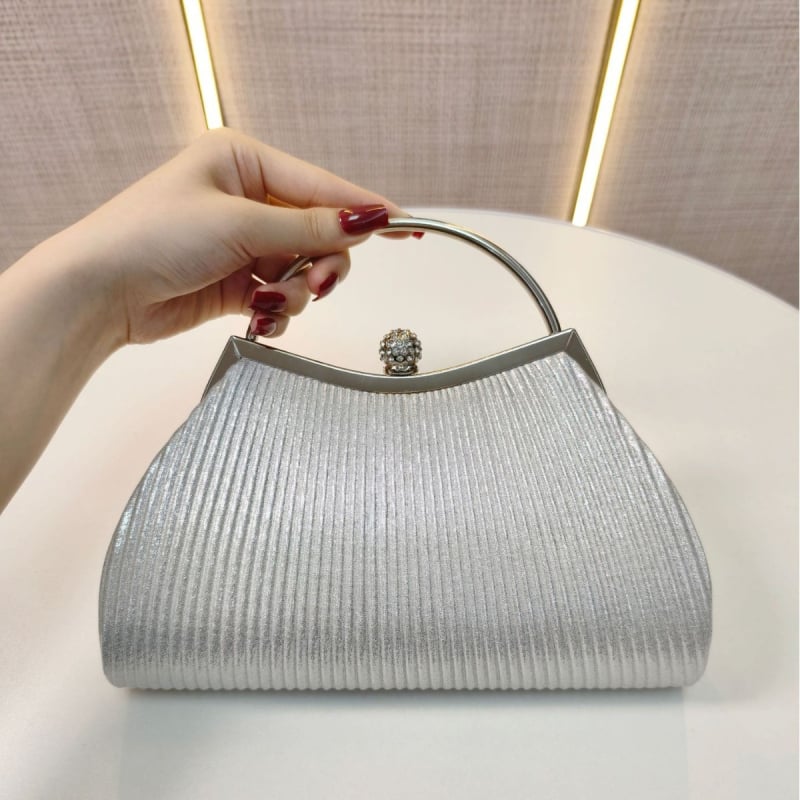 Gyémánt-díszes, pliszírozott estélyi táska kagyló alakú formával, poliészter anyag, nylon bélés, zárózár, 2025 tavasz