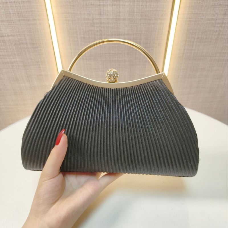 Gyémánt-díszes, pliszírozott estélyi táska kagyló alakú formával, poliészter anyag, nylon bélés, zárózár, 2025 tavasz