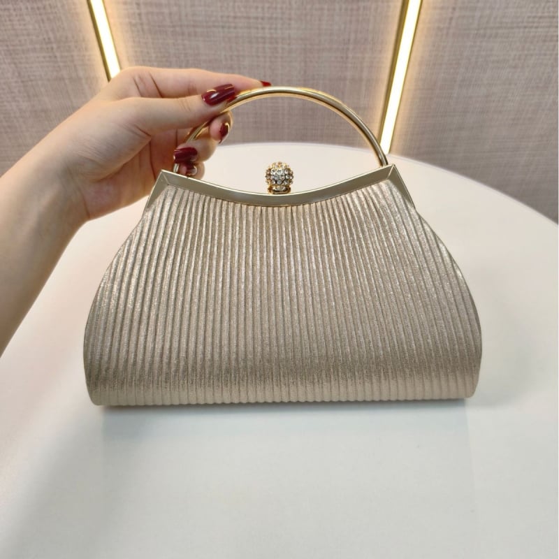 Gyémánt-díszes, pliszírozott estélyi táska kagyló alakú formával, poliészter anyag, nylon bélés, zárózár, 2025 tavasz