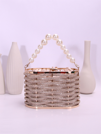 Полиестерна кофа-чанта с капак, твърда конструкция, затваряне с връзка, вътрешен джоб за телефон