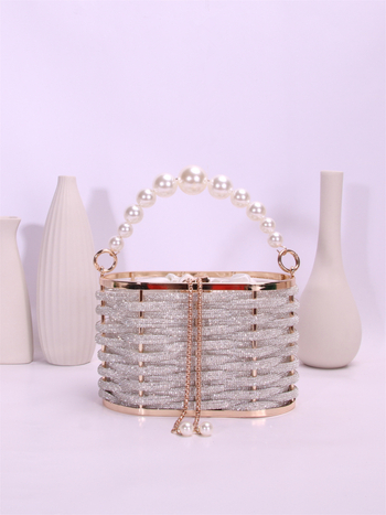 Полиестерна кофа-чанта с капак, твърда конструкция, затваряне с връзка, вътрешен джоб за телефон