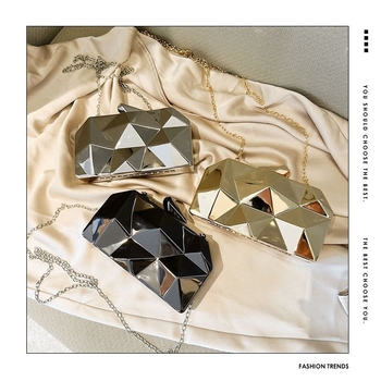 Akril női estélyi kézitáska, doboz formájú, vízszintes négyszögletes alak, zárható, belső dokumentumrekesz