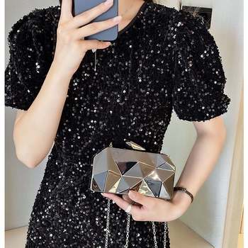 Akril női estélyi kézitáska, doboz formájú, vízszintes négyszögletes alak, zárható, belső dokumentumrekesz