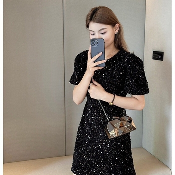 Akril női estélyi kézitáska, doboz formájú, vízszintes négyszögletes alak, zárható, belső dokumentumrekesz