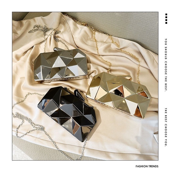 Akril női estélyi kézitáska, doboz formájú, vízszintes négyszögletes alak, zárható, belső dokumentumrekesz