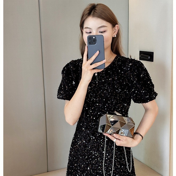 Akril női estélyi kézitáska, doboz formájú, vízszintes négyszögletes alak, zárható, belső dokumentumrekesz