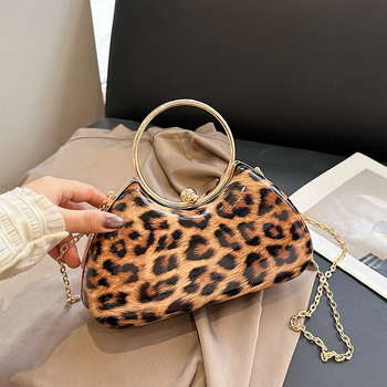 Leopard mintás doboz táska láncos vállpánttal (PU; leopard mintázat; láncos vállpánt; záródás; vízszintes négyszög alakú)