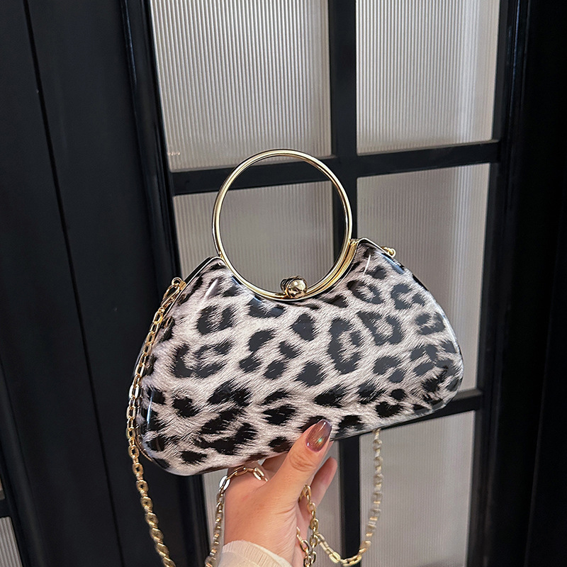 Leopard mintás doboz táska láncos vállpánttal (PU; leopard mintázat; láncos vállpánt; záródás; vízszintes négyszög alakú)