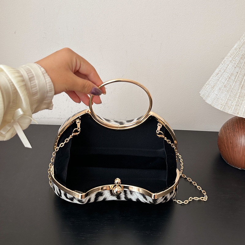 Leopard mintás doboz táska láncos vállpánttal (PU; leopard mintázat; láncos vállpánt; záródás; vízszintes négyszög alakú)