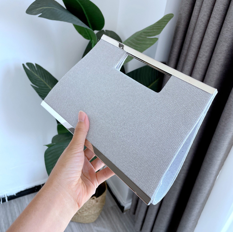 Kis négyszögletes clutch táska, szőtt anyag, poliészter bélés, mágneszár, belső ID zseb, vízszintes négyszög alak, üzleti stílus