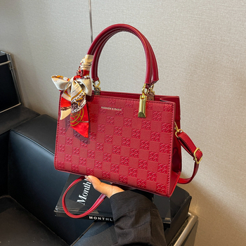 Vörös PU keresztpántos koszorúslány táska — városi minimalistikus stílus, vízszintes négyzet forma, cipzáras zárás, poliészter bélés, tavasz 2024