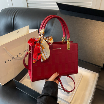 Vörös PU keresztpántos koszorúslány táska — városi minimalistikus stílus, vízszintes négyzet forma, cipzáras zárás, poliészter bélés, tavasz 2024