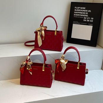 Vörös PU keresztpántos koszorúslány táska — városi minimalistikus stílus, vízszintes négyzet forma, cipzáras zárás, poliészter bélés, tavasz 2024