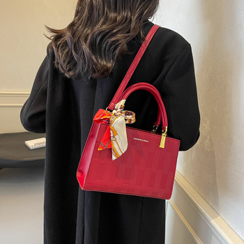 Vörös PU keresztpántos koszorúslány táska — városi minimalistikus stílus, vízszintes négyzet forma, cipzáras zárás, poliészter bélés, tavasz 2024