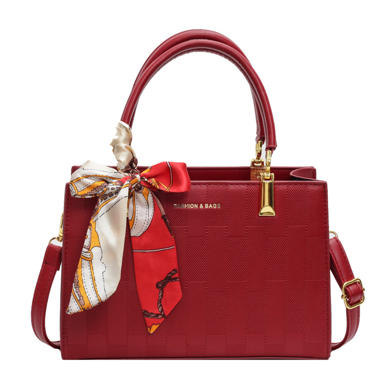 Vörös PU keresztpántos koszorúslány táska — városi minimalistikus stílus, vízszintes négyzet forma, cipzáras zárás, poliészter bélés, tavasz 2024