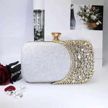 Estélyi kézitáska, anyag Gold sand, vízszintes négyzet alakú, zárható, belső zseb a telefonhoz, háromdimenziós táska