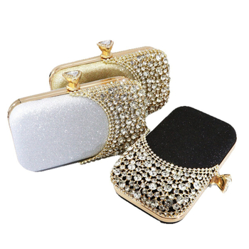 Estélyi kézitáska, anyag Gold sand, vízszintes négyzet alakú, zárható, belső zseb a telefonhoz, háromdimenziós táska