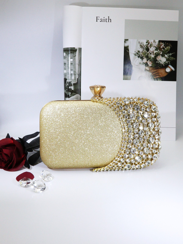 Estélyi kézitáska, anyag Gold sand, vízszintes négyzet alakú, zárható, belső zseb a telefonhoz, háromdimenziós táska