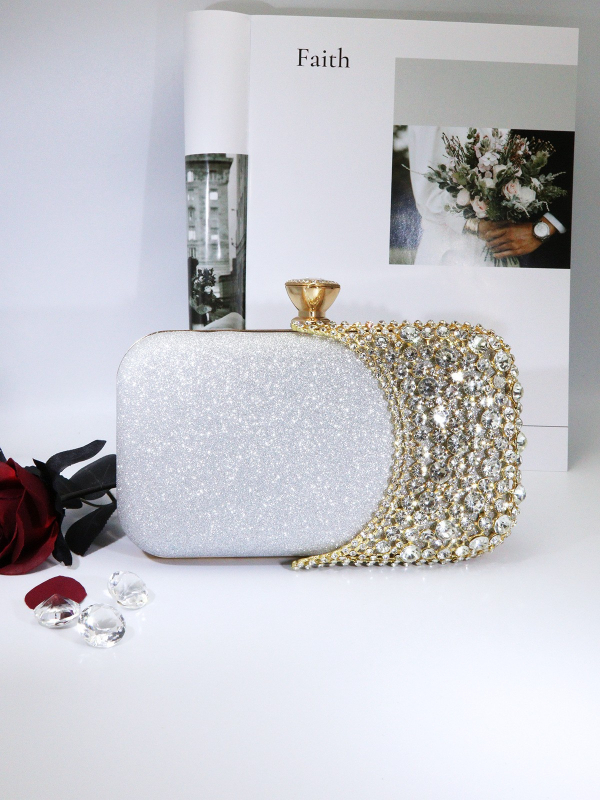 Estélyi kézitáska, anyag Gold sand, vízszintes négyzet alakú, zárható, belső zseb a telefonhoz, háromdimenziós táska