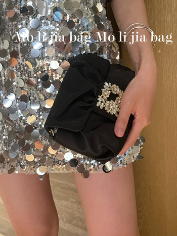 Копринена клъч чанта, малък квадратен дизайн, магнитно закопчаване, полиестерна подплата, мека