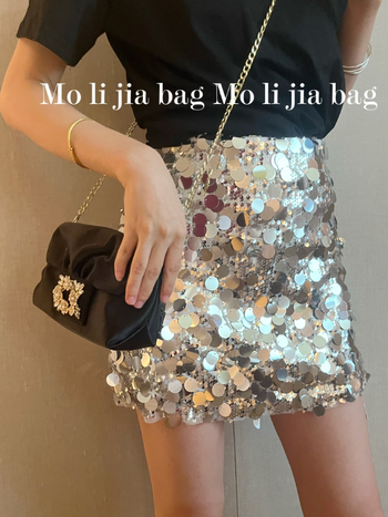 Копринена клъч чанта, малък квадратен дизайн, магнитно закопчаване, полиестерна подплата, мека