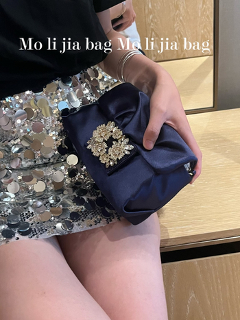 Копринена клъч чанта, малък квадратен дизайн, магнитно закопчаване, полиестерна подплата, мека