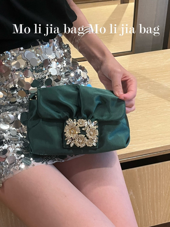 Копринена клъч чанта, малък квадратен дизайн, магнитно закопчаване, полиестерна подплата, мека