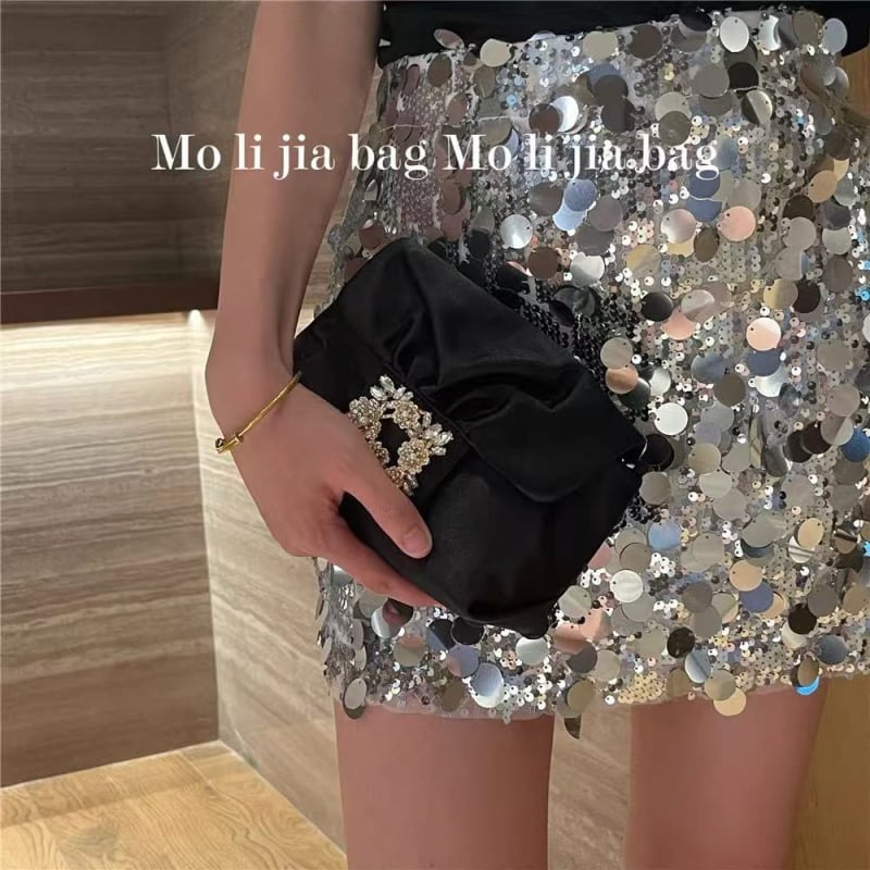 Копринена клъч чанта, малък квадратен дизайн, магнитно закопчаване, полиестерна подплата, мека