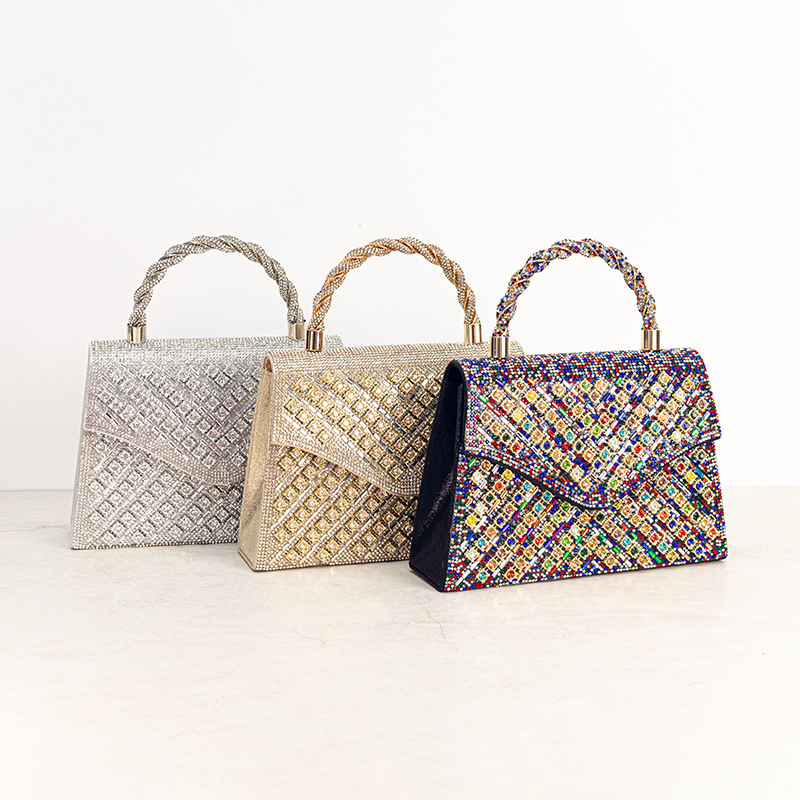 Mu Mu estélyi táska — vízszintes négyszögletes forma, záró mechanizmus, poliészter, belső telefontartó zseb.