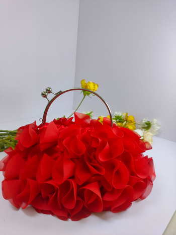 Henger alakú női kézitáska virágmintával, poliészterből, zárható lezárás, háromdimenziós külső, stílus: érett, kifinomult nő, estékre és esküvőkre