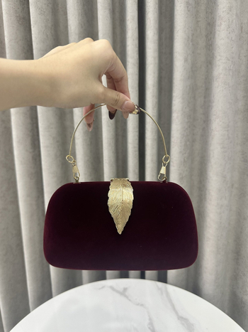 Estélyi válltáska Velvet anyagból, kis négyzet alakú, zárócsattal, belső zsebek a telefon és a dokumentumok számára