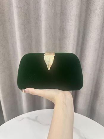 Estélyi válltáska Velvet anyagból, kis négyzet alakú, zárócsattal, belső zsebek a telefon és a dokumentumok számára