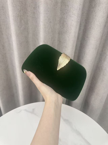 Estélyi válltáska Velvet anyagból, kis négyzet alakú, zárócsattal, belső zsebek a telefon és a dokumentumok számára