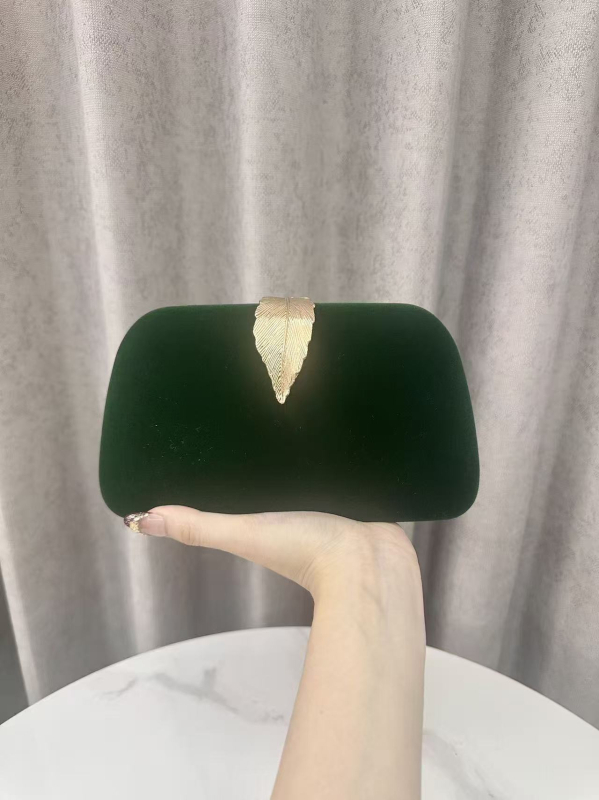 Estélyi válltáska Velvet anyagból, kis négyzet alakú, zárócsattal, belső zsebek a telefon és a dokumentumok számára