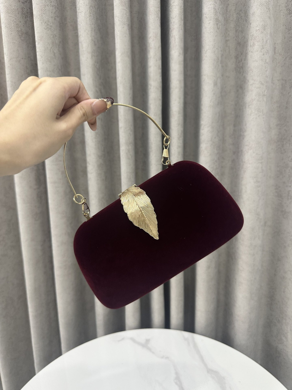 Estélyi válltáska Velvet anyagból, kis négyzet alakú, zárócsattal, belső zsebek a telefon és a dokumentumok számára