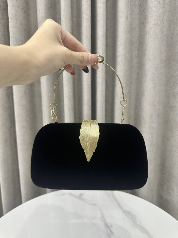 Estélyi válltáska Velvet anyagból, kis négyzet alakú, zárócsattal, belső zsebek a telefon és a dokumentumok számára