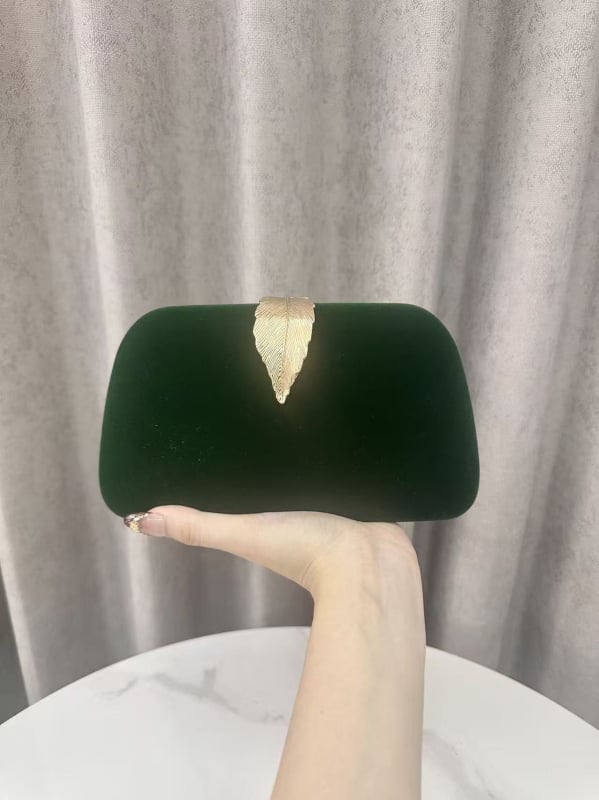 Estélyi válltáska Velvet anyagból, kis négyzet alakú, zárócsattal, belső zsebek a telefon és a dokumentumok számára