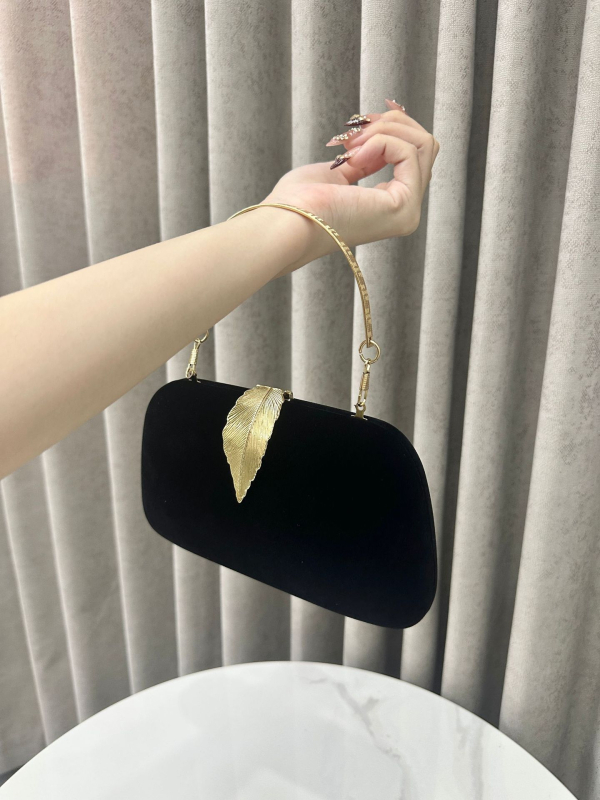 Estélyi válltáska Velvet anyagból, kis négyzet alakú, zárócsattal, belső zsebek a telefon és a dokumentumok számára