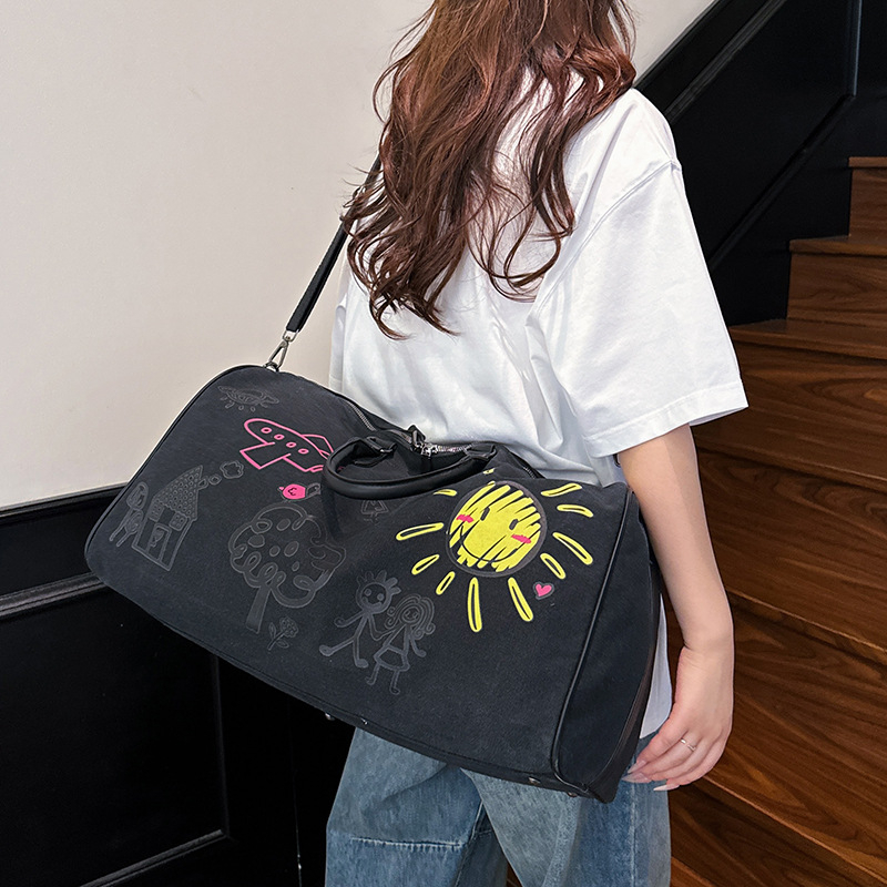 Utazótáska 20–35L kapacitással, vászon anyagból, anime karikatúra mintával, légáteresztő, vízálló és kopásálló, belső poliészter bélés