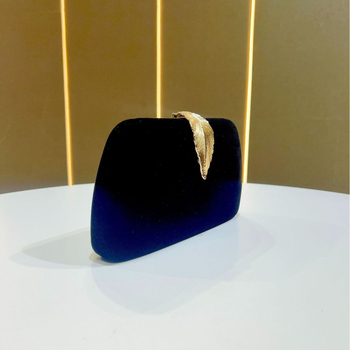 Velúr estélytáska, kis négyzet alakú forma, zárócsattal lezárható, telefontok, poliészter bélés